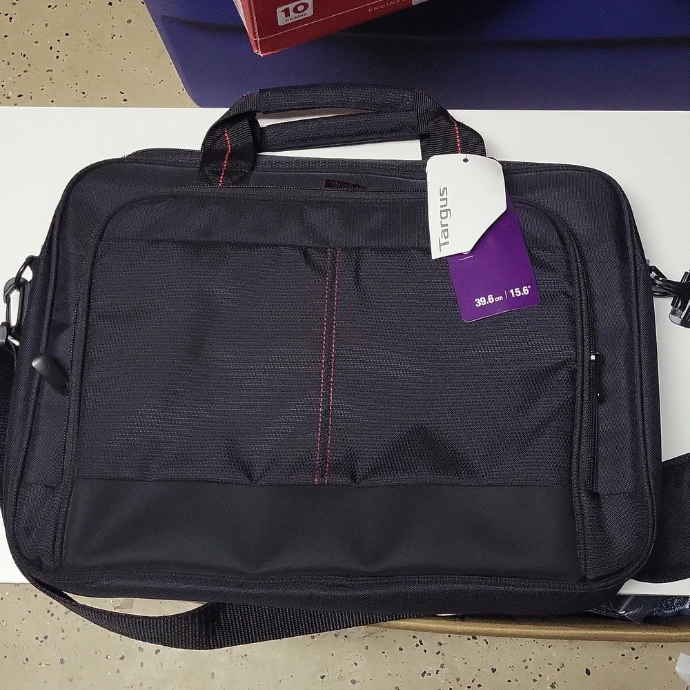 NWT Targus 15.6 Inch Black with Red Stitching Laptop Messenger Travel Bag